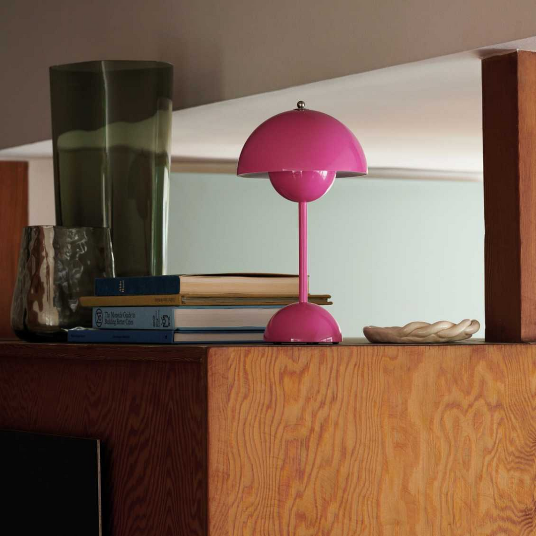 Dimmbare kabellose LED Tafellampe MoonGlow, ideal für Esstische, Beistelltische oder Regale.
