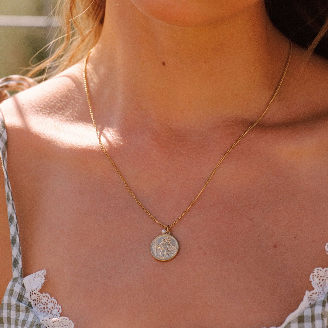 Eleganter Damenschmuck: Goldkette mit Süßwasserperle & Medaillon-Anhänger, hypoallergen und modern.