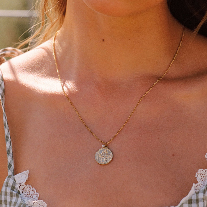 Eleganter Damenschmuck: Goldkette mit Süßwasserperle & Medaillon-Anhänger, hypoallergen und modern.