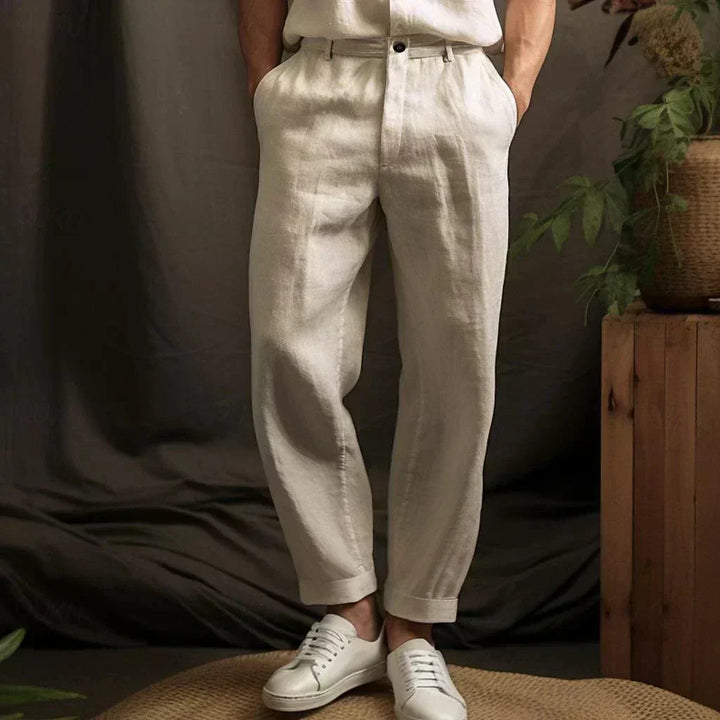 Herren-Freizeithose mit schmal zulaufendem, lockerem Schnitt für modernen Komfort und stilvolle Herrenmode.