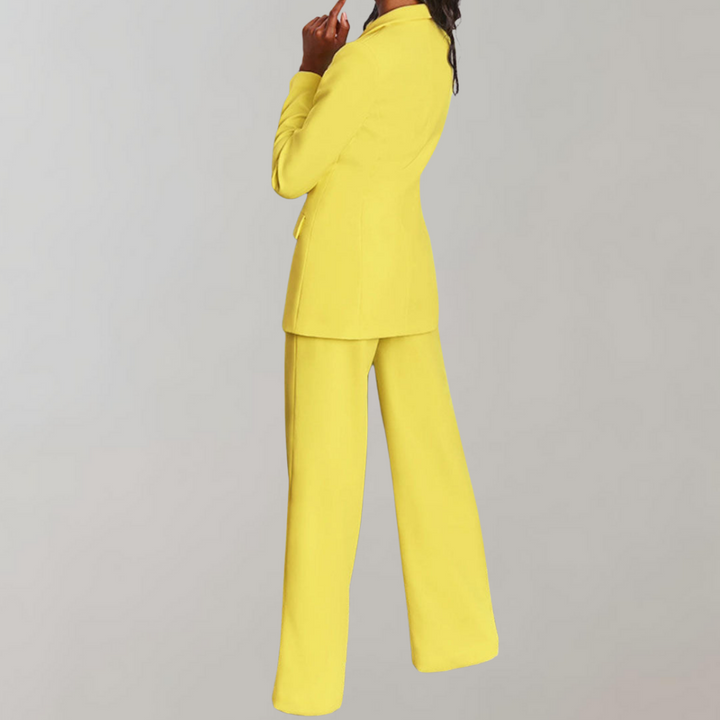 Moderner Damen Business Anzug, beige, perfekt für formelle Anlässe und als Freizeit-Outfit.
