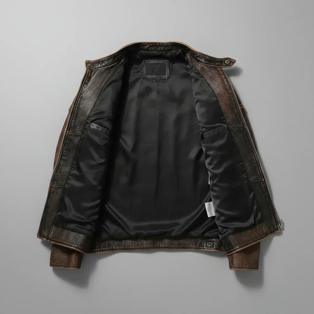 Detailaufnahme der Reißverschlusstaschen an der robusten Herren Vintage-Jacke, moderne Passform.