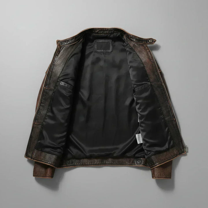 Detailaufnahme der Reißverschlusstaschen an der robusten Herren Vintage-Jacke, moderne Passform.