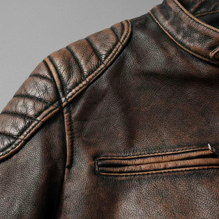 Rückansicht einer stilvollen Herren Vintage-Freizeitjacke, modern und vielseitig, mit cooler Optik.