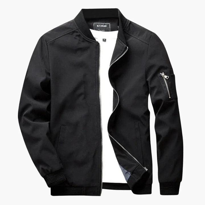 Mann trägt moderne Herren Bomberjacke Slim Fit in Navy. Perfekte leichte Jacke für Frühling, Sommer & Freizeit.