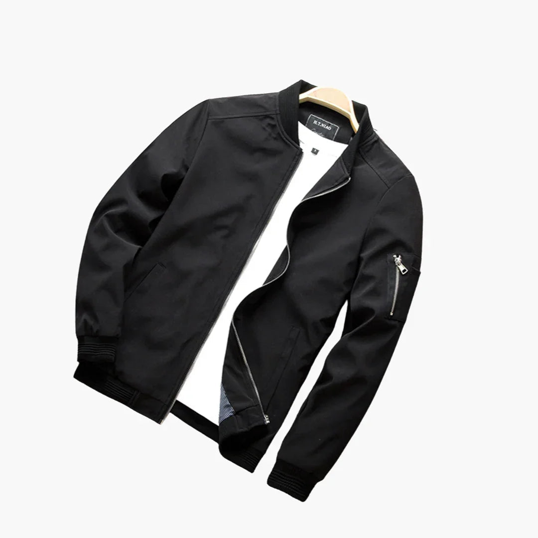 Rückenansicht einer schwarzen Herren Bomberjacke Slim Fit. Sportliche, leichte Übergangsjacke für Herren.