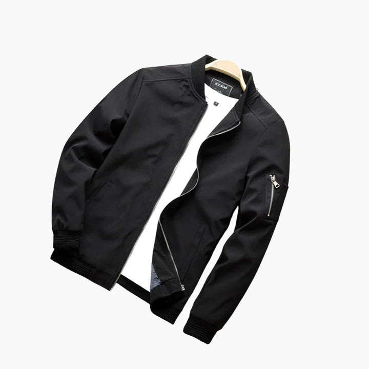 Rückenansicht einer schwarzen Herren Bomberjacke Slim Fit. Sportliche, leichte Übergangsjacke für Herren.