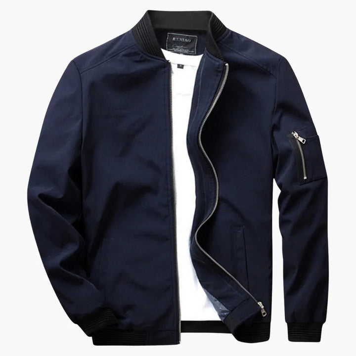 Dynamische Seitenansicht der Herren Bomberjacke Slim Fit. Stylische & leichte Übergangsjacke für Frühling & Sommer Outdoor.