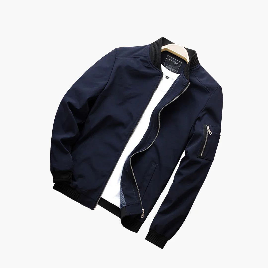 Herren Bomberjacke Slim Fit, flach liegend. Leichte, moderne Übergangsjacke für Frühling & Sommer. Casual Look.