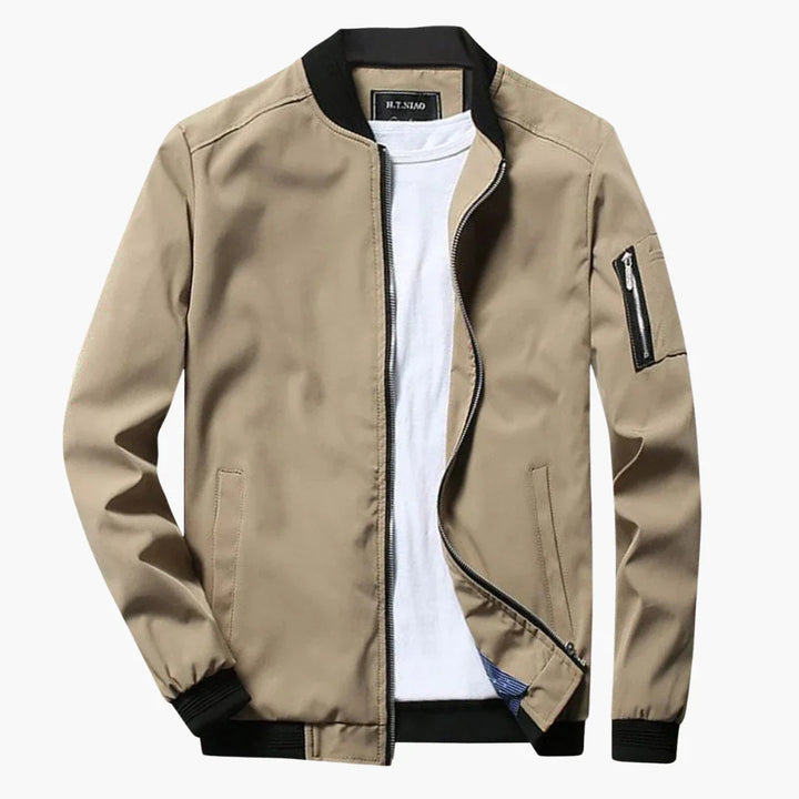 Detailaufnahme des Reißverschlusses und Kragens der Herren Bomberjacke Slim Fit. Hochwertige leichte Jacke.