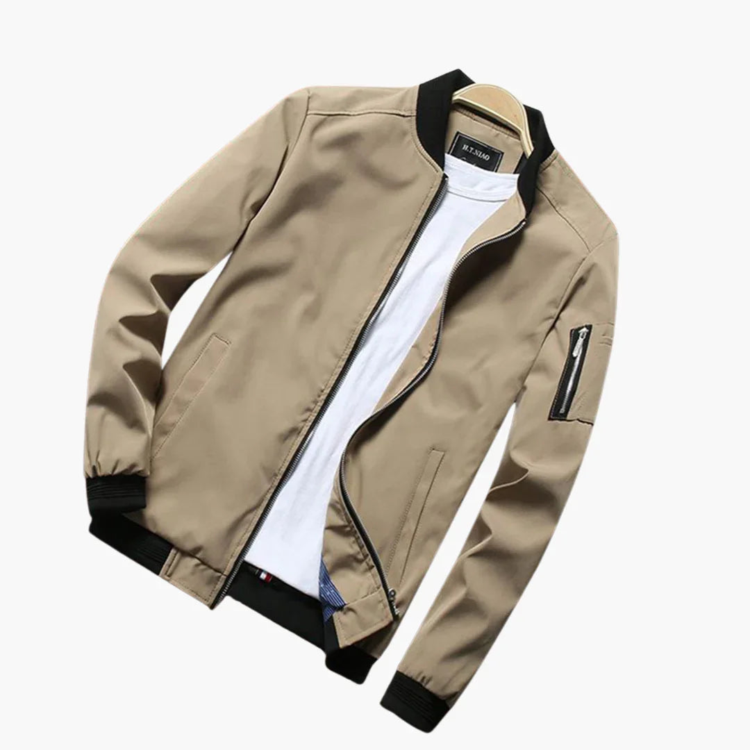 Mann mit stylischer Herren Bomberjacke Slim Fit in urbaner Umgebung. Perfekte leichte Freizeitjacke für Frühling/Sommer.