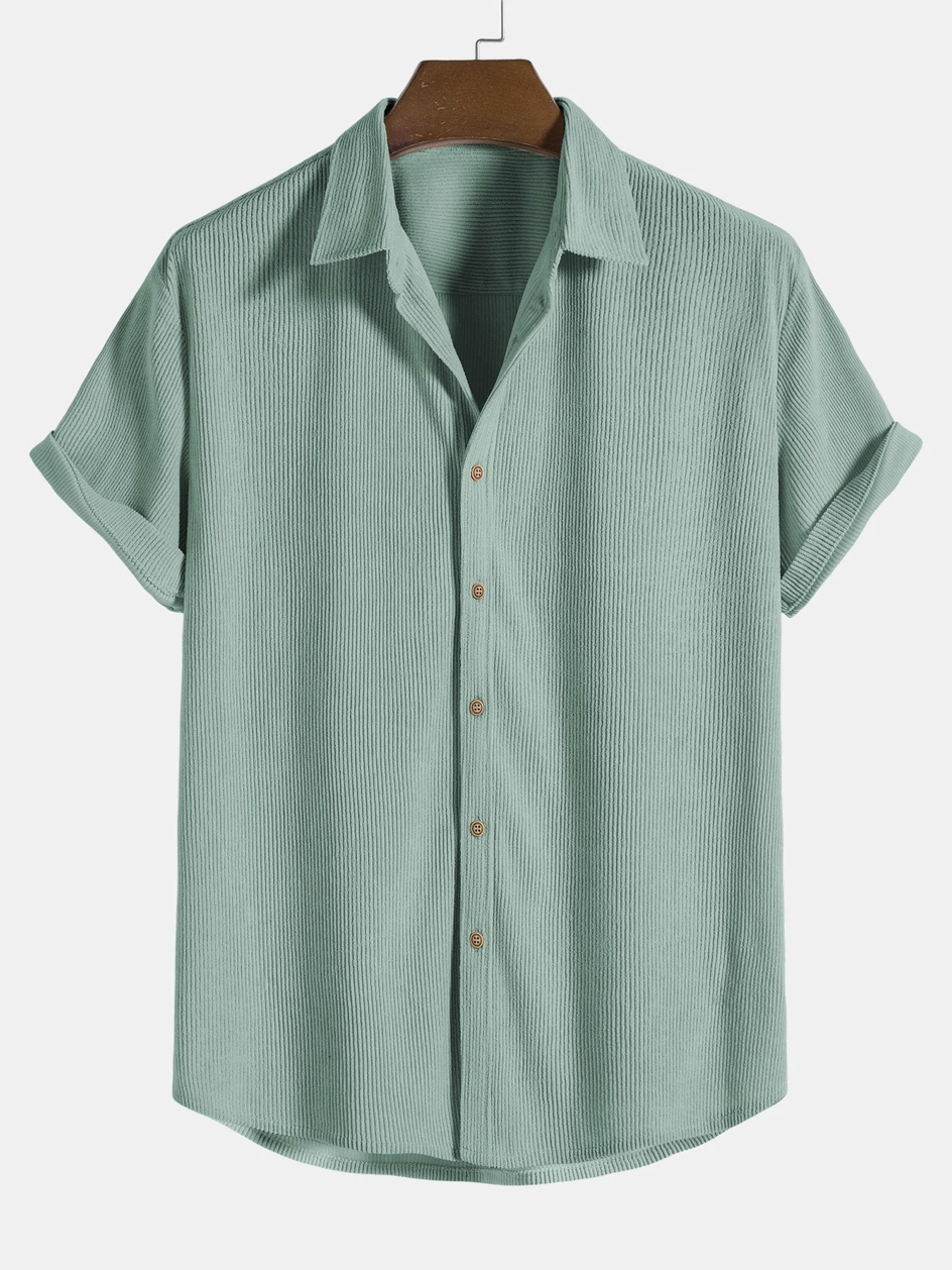 Komplettes Herren Sommer-Outfit: Lässiges Kurzarmhemd & komfortable Shorts. Ideal für Urlaub und Casual-Wear.