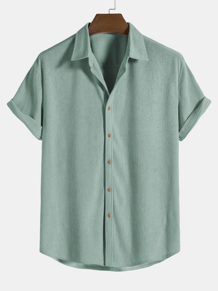 Komplettes Herren Sommer-Outfit: Lässiges Kurzarmhemd & komfortable Shorts. Ideal für Urlaub und Casual-Wear.