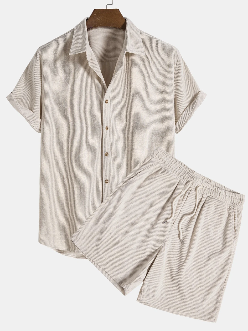 Herren Sommer-Set mit stylischem Kurzarmhemd und bequemen Cord-Shorts für Freizeit & Urlaub.