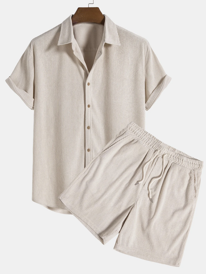 Herren Sommer-Set mit stylischem Kurzarmhemd und bequemen Cord-Shorts für Freizeit & Urlaub.