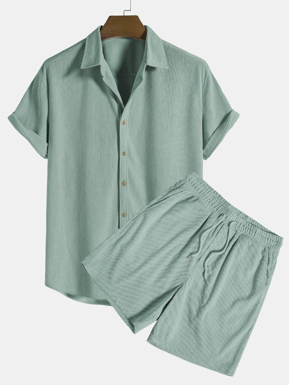 Herren Kurzarmhemd & Cord-Shorts im Set. Ideal als Freizeitkleidung für den Sommer und entspannte Tage.