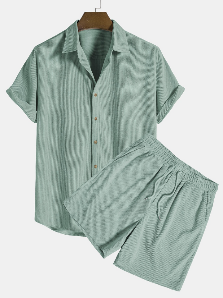 Herren Kurzarmhemd & Cord-Shorts im Set. Ideal als Freizeitkleidung für den Sommer und entspannte Tage.