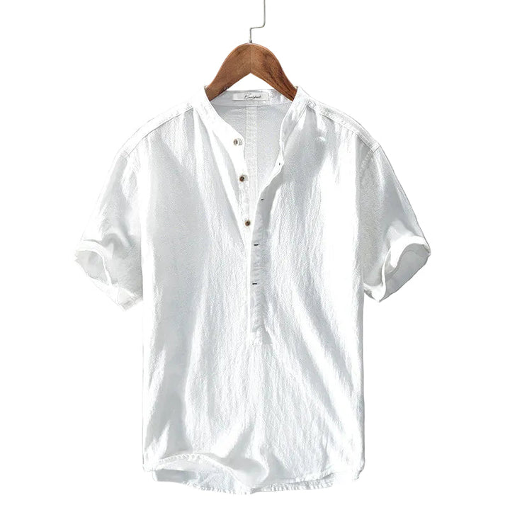Nahaufnahme des atmungsaktiven Stoffes vom Herren-Freizeithemd. Bequemes, leichtes Hemd, ideal für warme Tage & Casual-Looks.