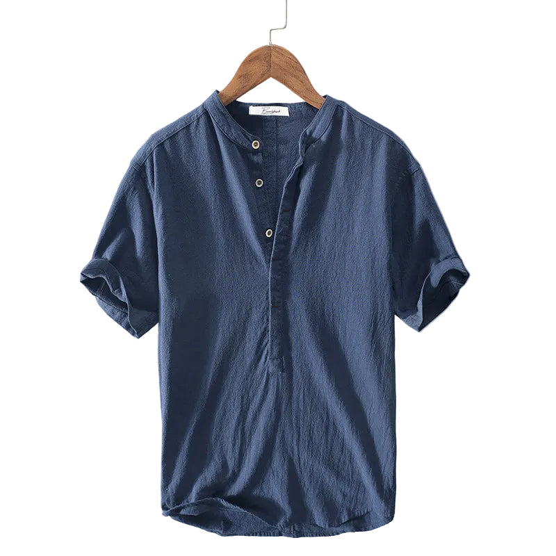 Mann trägt stilvolles Casual-Herrenhemd. Vielseitiges, leichtes Sommerhemd; perfekt für Smart-Casual Anlässe und Komfort.