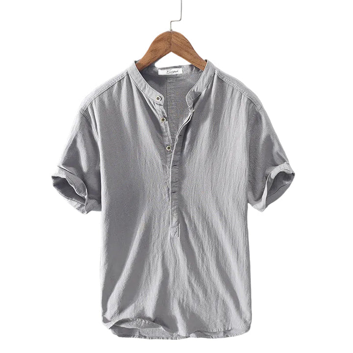 Rückenansicht des modernen Herrenhemdes. Bequemes, atmungsaktives Freizeithemd, ideal als Sommerhemd für stilvolle Casual-Looks.