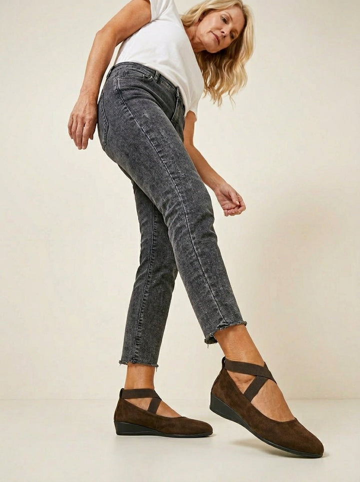 Bequeme braune Damen Keilsandaletten und Slipper. Elegante Sommerschuhe für einen vielseitigen Alltag.