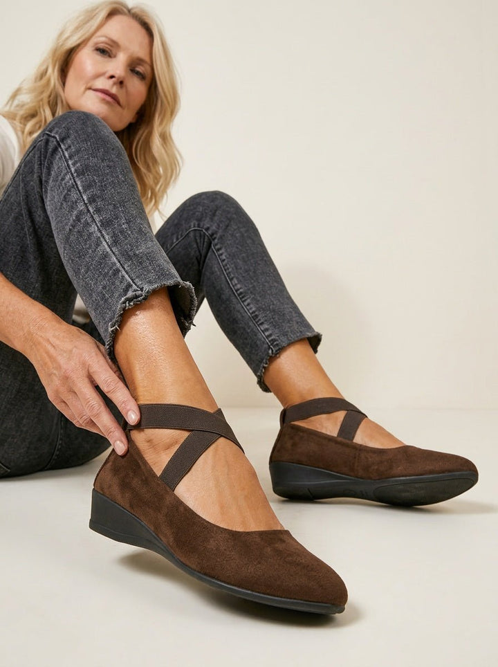 Elegante braune Damen Keilsandaletten, bequem als Slipper für den Alltag und bürotauglich im Sommer.