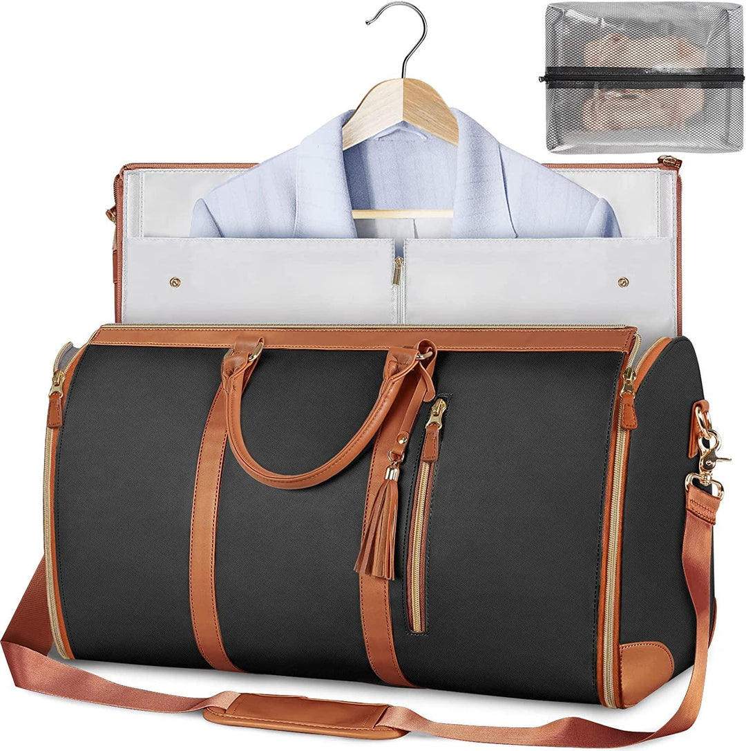 Gefüllte Anzugtasche Arno mit ordentlich verstauten Hemden & Sakko, bewahrt Kleidung knitterfrei.