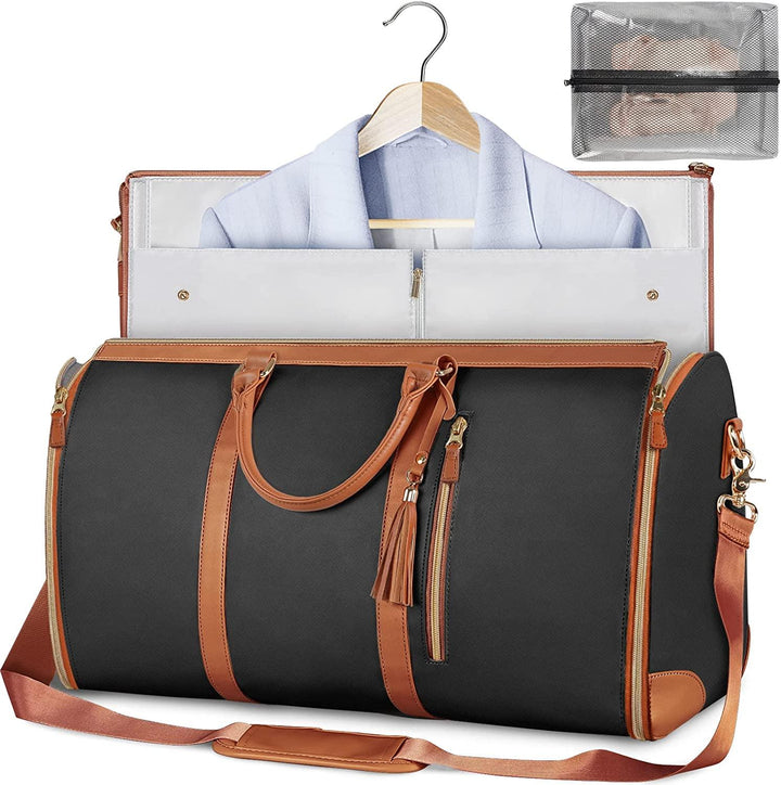 Gefüllte Anzugtasche Arno mit ordentlich verstauten Hemden & Sakko, bewahrt Kleidung knitterfrei.