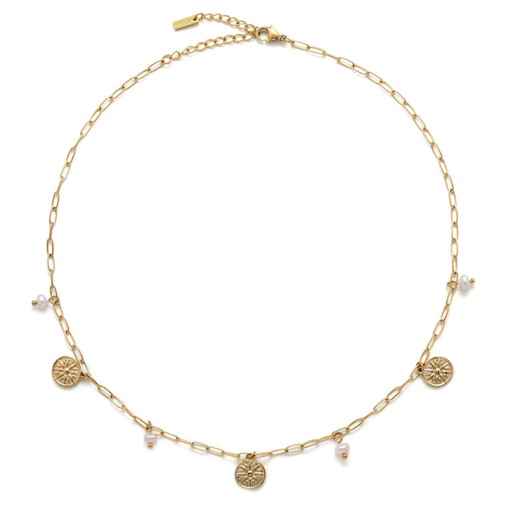 Goldener Sonnen-Anhänger an elegantem Damen Choker mit Süßwasserperlen. Trendiger, wasserdichter Schmuck.