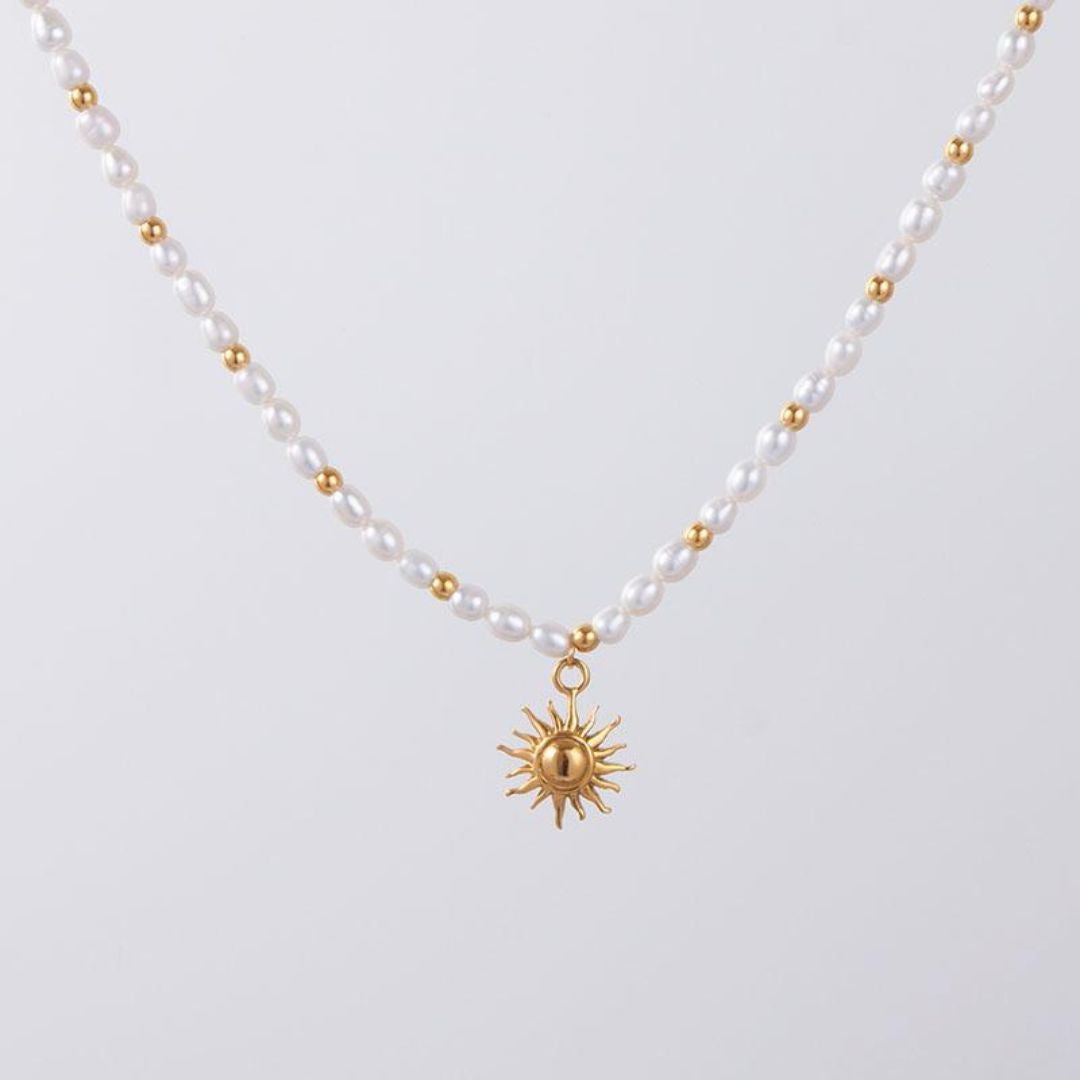 Elegante Damen Halskette aus Gold mit natürlichen Süßwasserperlen. Verstellbar & hypoallergen.