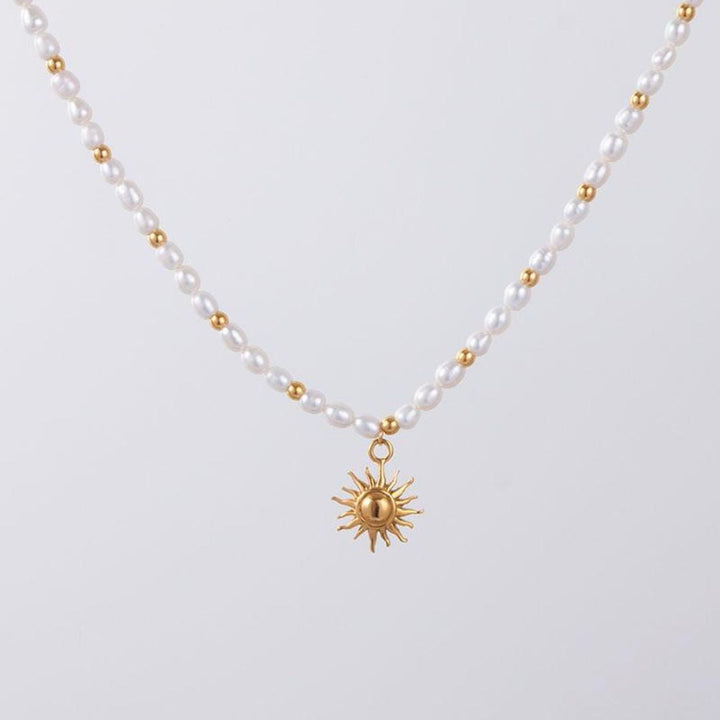 Elegante Damen Halskette aus Gold mit natürlichen Süßwasserperlen. Verstellbar & hypoallergen.