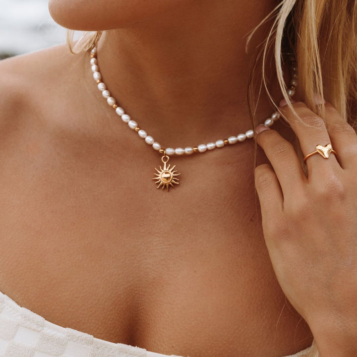 Damen Perlenkette Gold mit echten Süßwasserperlen. Wasserfest & verstellbar. Eleganter Damenschmuck.