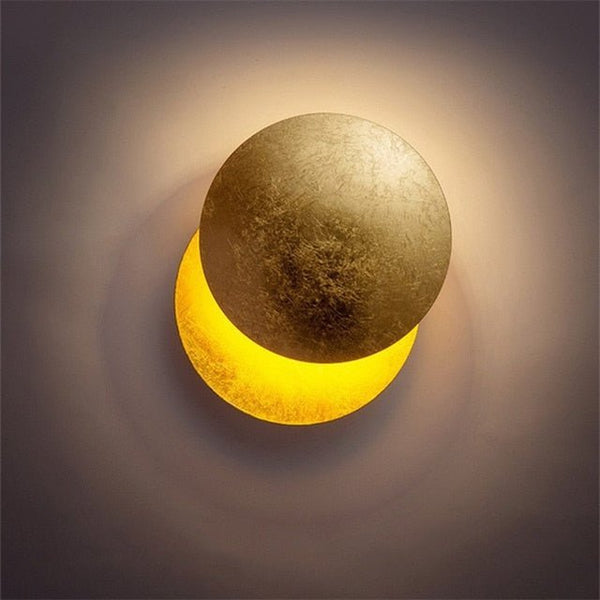 Designer LED Wandlampe als Blickfang für das Wohnzimmer, schafft modernes und gemütliches Licht.