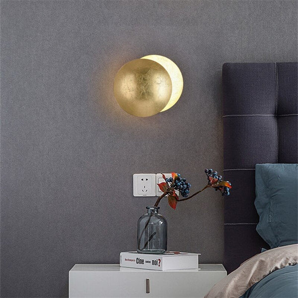 Moderne LED Wandleuchte mit indirekter Beleuchtung, schafft warmes und stilvolles Ambiente zu Hause.