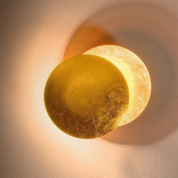 Hochwertige LED Wandlampe für atmosphärische Innenbeleuchtung, schafft modernes und warmes Ambiente.