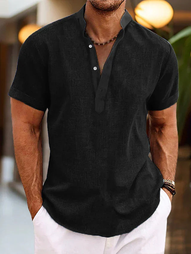 Vielseitiges Herren Henley Shirt, kurzärmlig, in Weiß kombiniert mit Chinos, elegant-lässig für Alltag & Büro.