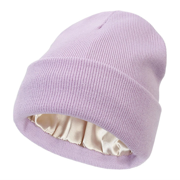 Woll-Beanie für Damen mit Seidenfutter. Hält den Kopf warm und das Haar gepflegt im Winter.