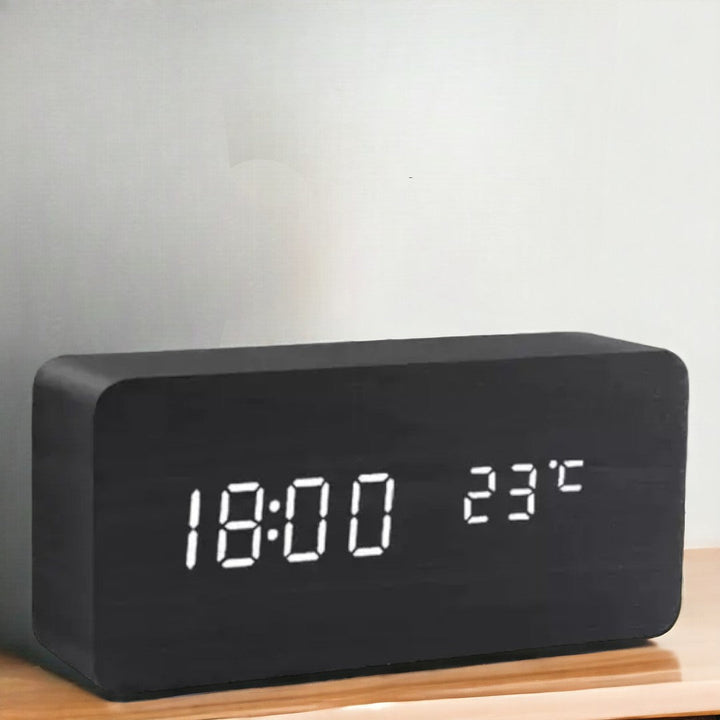Dekorativer LED Wecker in Holzoptik für Schlafzimmer, mit digitaler Zeitanzeige und Sprachfunktion.
