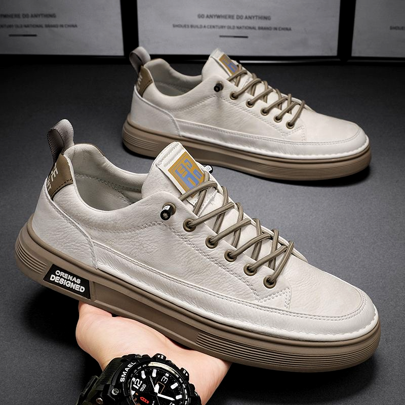 Herren Freizeitschuhe in modernem Design, seitlich. Bequeme Sneaker mit optimalem Komfort für den Alltag.