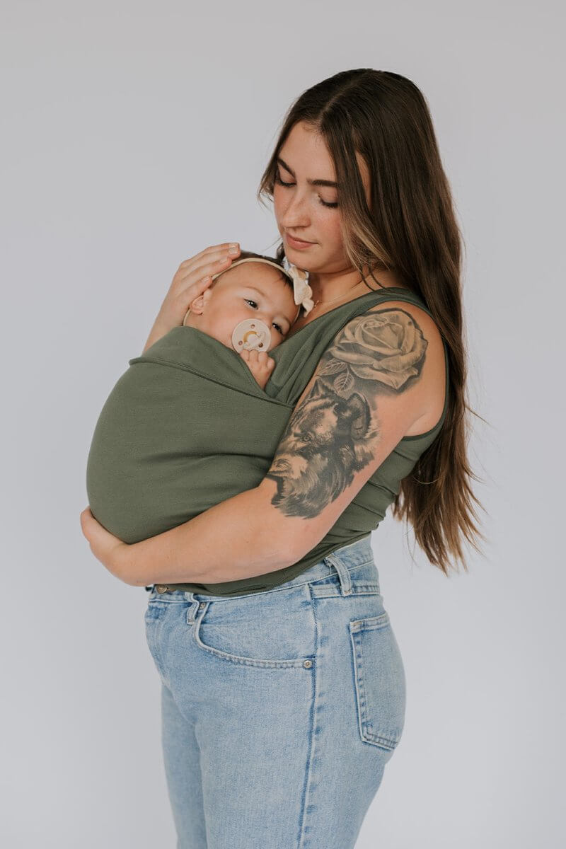 Innovatives Trage T-Shirt kombiniert Stil & Funktion; einfache Babytrage für moderne Eltern.