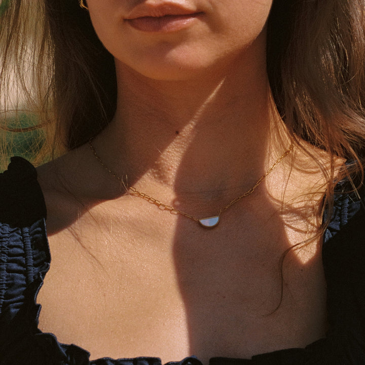 Goldfarbene Paperclip Choker Halskette für Damen, wasserfest, mit Perlmutt Anhänger.