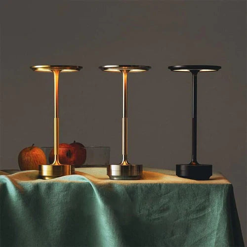 Elegante AuraGlow LED Tischlampe in Gold, kabellos und smart, perfekt für dekoratives Ambiente.
