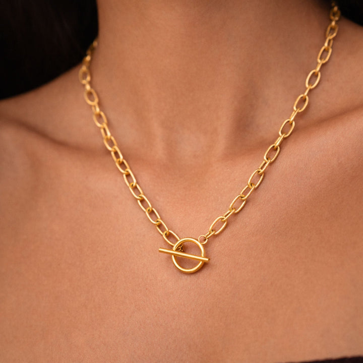 Damen Paperclip Choker Halskette aus goldfarbenem Edelstahl mit elegantem Toggle-Verschluss, ideal für Layering.