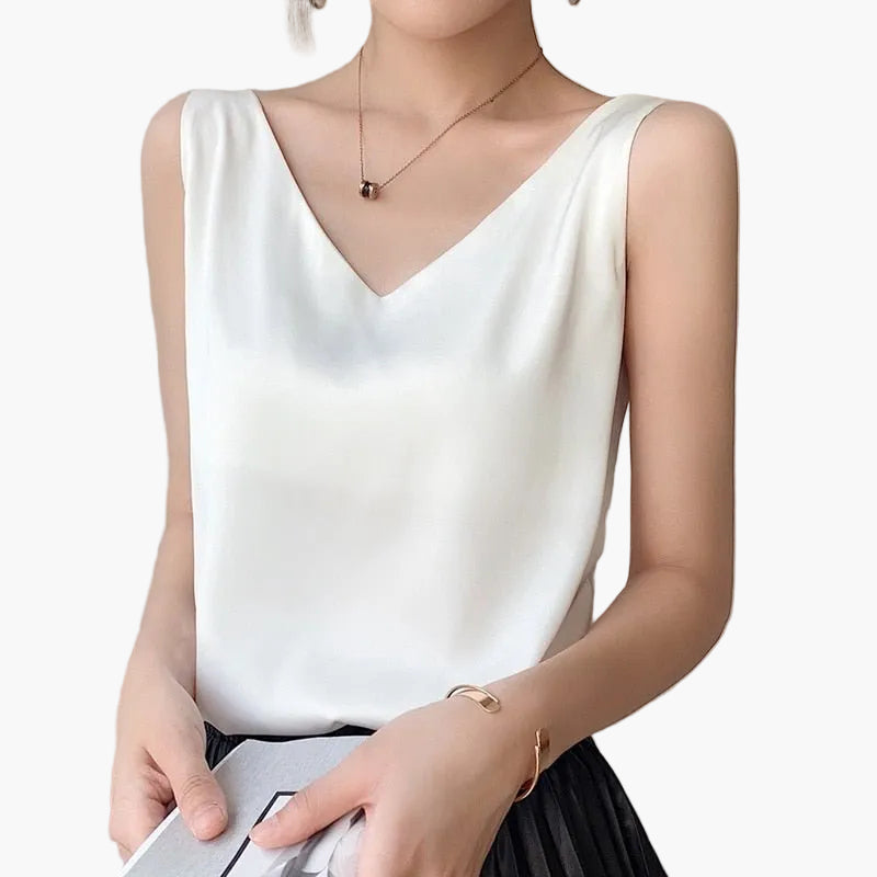 Detailansicht des eleganten V-Ausschnitts am Damen Basic Top, zeitlos und schick.
