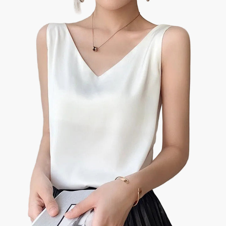 Detailansicht des eleganten V-Ausschnitts am Damen Basic Top, zeitlos und schick.