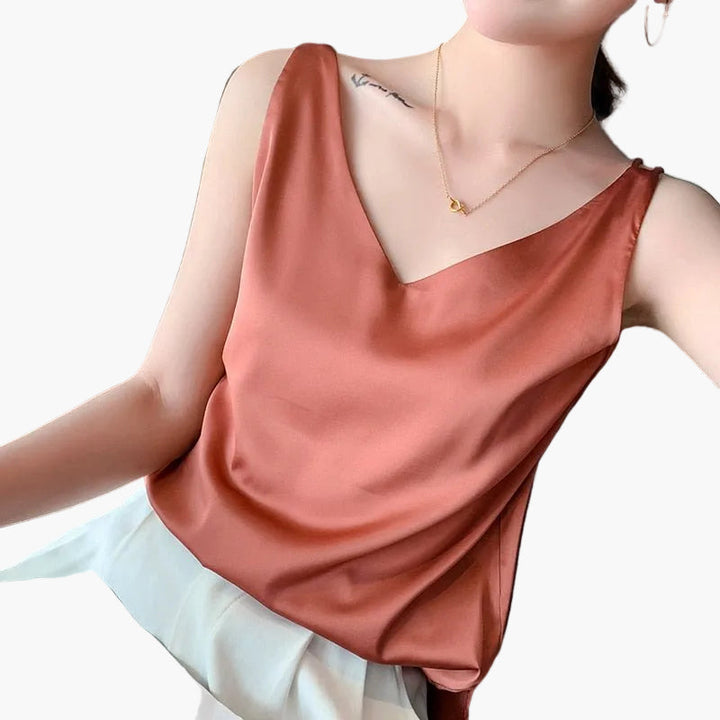 Minimalistisches Damen Top mit V-Ausschnitt in luftigem Stoff, bequem für warme Sommertage.