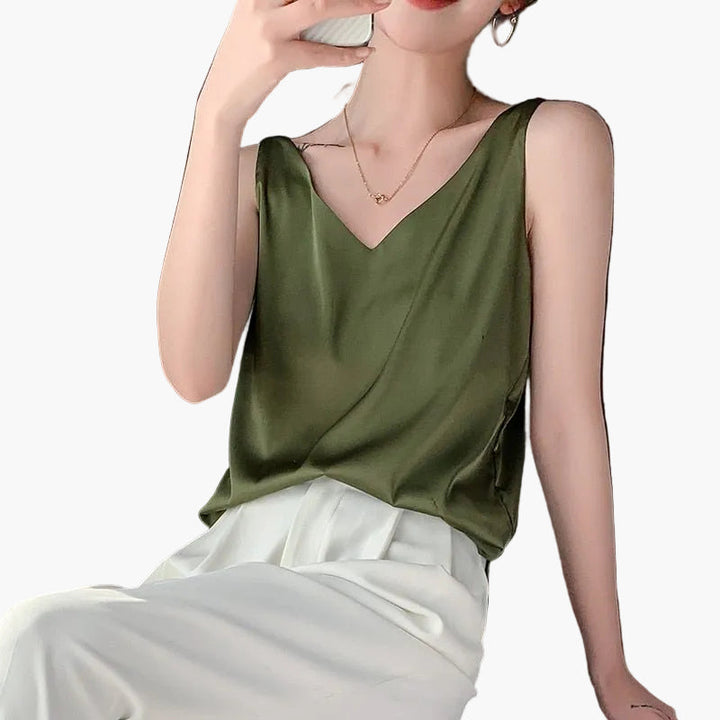 Vielseitiges Damen Top mit V-Ausschnitt, ideal als kombistarkes Basic für elegante Looks.