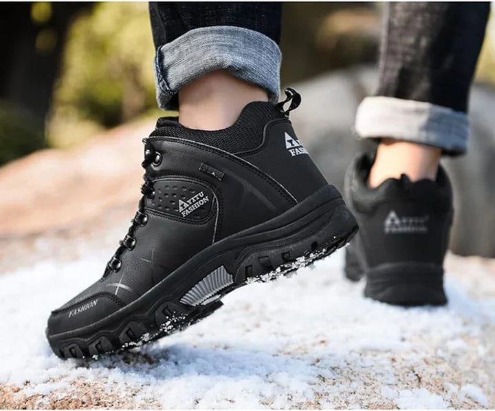 Stilvolle wasserdichte Herrenstiefel in urbaner Umgebung. Robust, komfortabel & ideal als Fashion Boots für Herren.