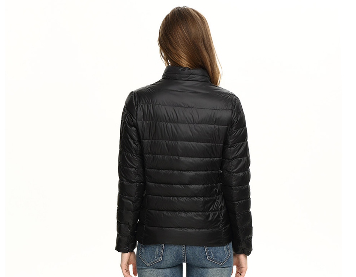 Robuste und elegante Damen Steppjacke Alina. Alltagstaugliche Federleichte Daunenjacke für kühle Herbst- & Wintertage.