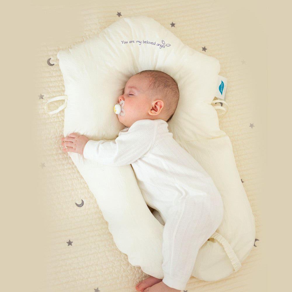 Umarmungskissen für Säuglinge, das geborgenen und sicheren Babyschlaf fördert.